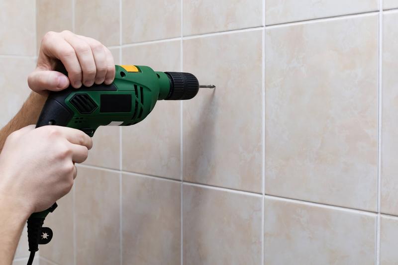 Skuteczne metody na wiercenie otworów w kafelkach bez uszkodzeń