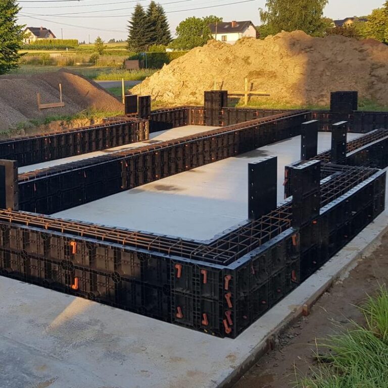 Jakie są koszty szalunków do fundamentów i co warto wiedzieć przed zakupem?