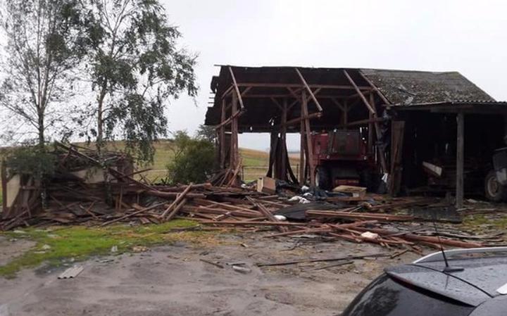 Nowe życie starego gospodarstwa: jak przebiega odbudowa budynku gospodarczego na starych fundamentach