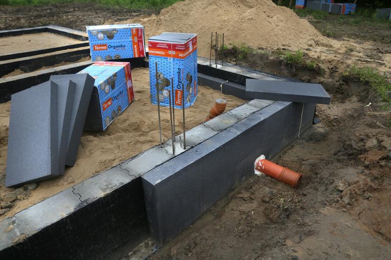 Praktyczne porady, jak głęboko ocieplić fundamenty Twojego domu
