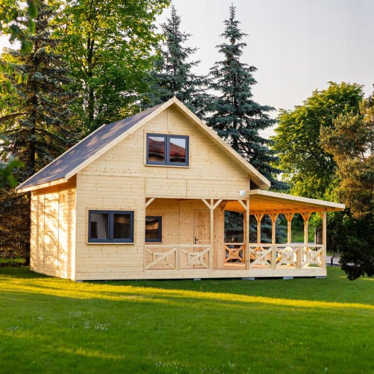 Wspaniały pomysł na wakacje: jak zbudować domek drewniany dla dzieci krok po kroku