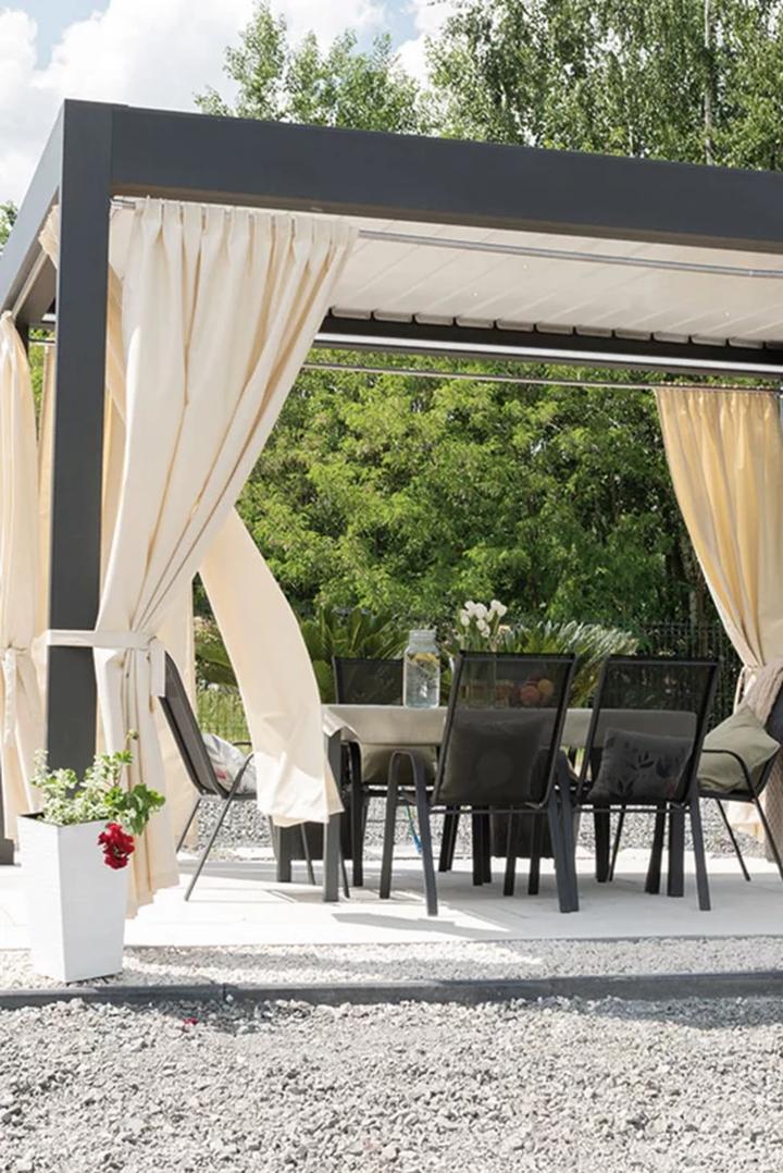 Montaż karnisza na balkonie