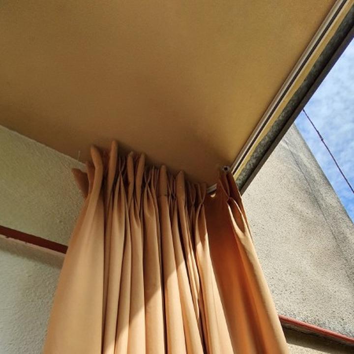 Techniki montażu zasłon na balkonie