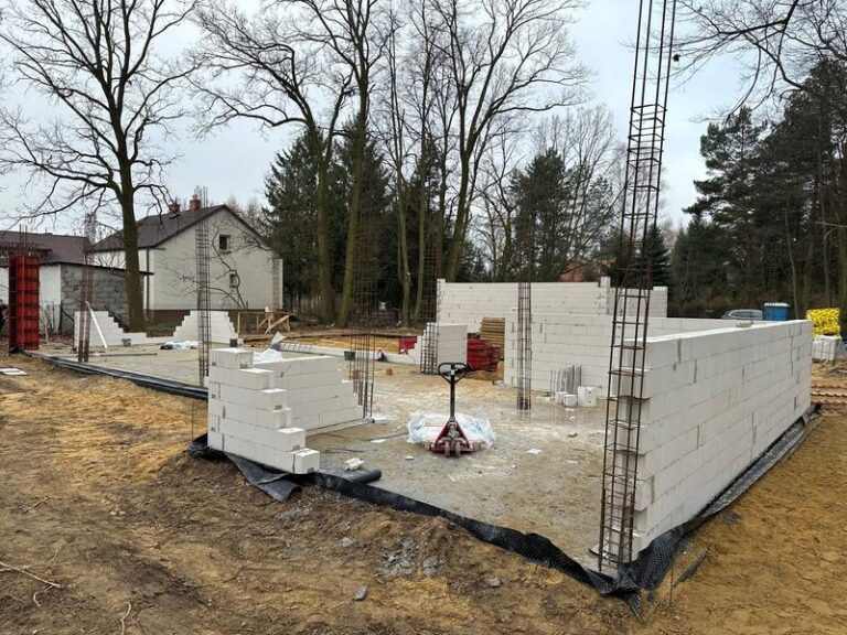 Jak efektywnie zaplanować budowę domu na skośnej działce?