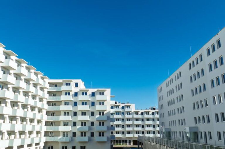 Mieszkanie w domu na zgłoszenie – co warto wiedzieć przed podjęciem decyzji?